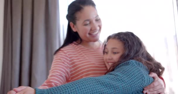 Счастливая Мать Дочь Танцуют Обнимаются Солнечной Спальне Семья Материнство Благополучие — стоковое видео