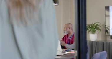 Farklı doktorlar toplantı odasında dizüstü bilgisayar kullanıyorlar, fotokopi alanı olan, ağır çekimde. Tıp, sağlık hizmetleri, iş, ofis, profesyonel konsept, değiştirilmemiş.