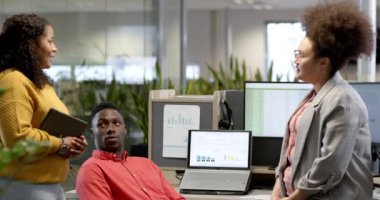 Ofiste konuşan sıradan iş adamları, fotokopi alanı ile yavaş çekim. Günlük iş, iş, ofis, toplantı ve takım çalışması konsepti, değiştirilmemiş.