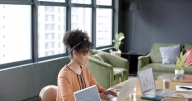 Ofiste fotokopi odası olan dizüstü bilgisayar kullanan Afrikalı Amerikalı bir iş kadını. İş, iş, ofis, profesyonel konsept, değiştirilmemiş.