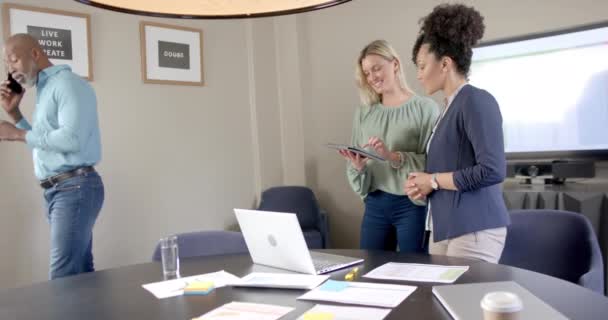 コピースペース付きの会議テーブルでラップトップを使用する多様なビジネス人 ビジネス オフィス 技術およびチームワークの概念 変わらない — ストック動画