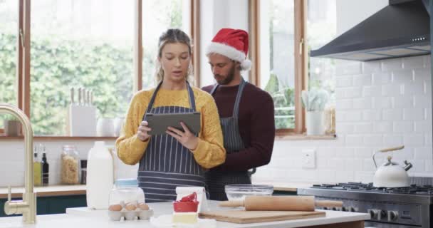 Boldog Sokszínű Pár Süt Karácsonyi Sütiket Otthon Konyhában Lassított Felvételen — Stock videók