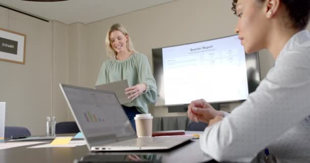 コピースペース付きの会議テーブルでラップトップを使用する多様なビジネス人 ビジネス オフィス 技術およびチームワークの概念 変わらない — ストック動画