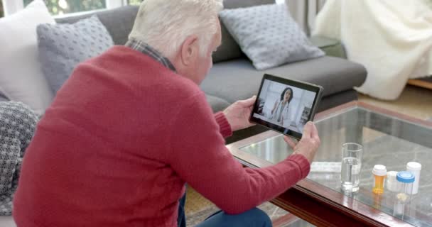 Senior Kaukasier Man Använder Tablett För Online Konsultation Med Biracial — Stockvideo