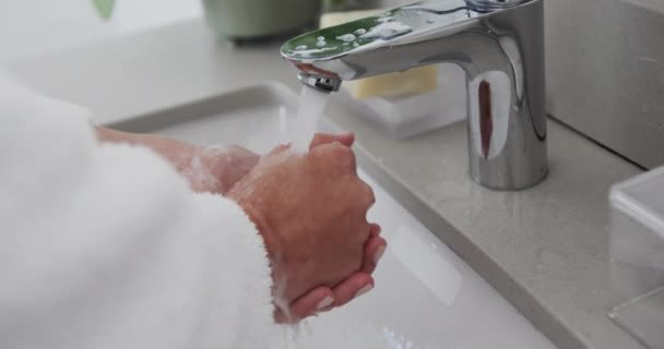 Κοντινό Πλάνο Της Γυναίκας Που Πλένει Χέρια Της Στο Μπάνιο — Αρχείο Βίντεο