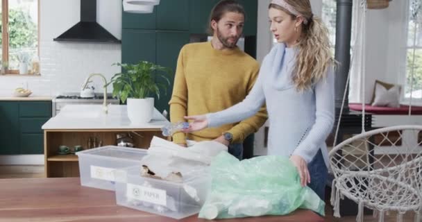 Evde Plastik Şişe Kağıt Ayıran Çeşitli Çiftler Ağır Çekimde Lişki — Stok video