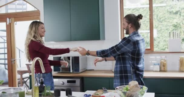 Mutfakta Yavaş Çekimde Dans Eden Mutlu Çift Lişki Birliktelik Yaşam — Stok video