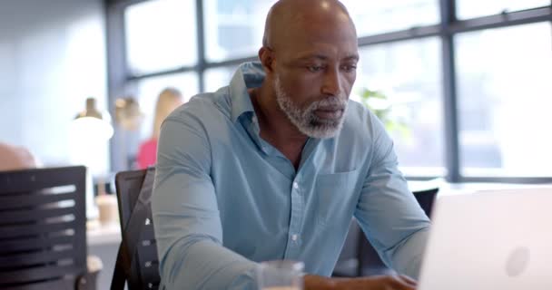 Afro Amerikaanse Zakenman Met Laptop Kantoor Met Kopieerruimte Bedrijfs Werk — Stockvideo
