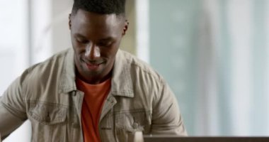 Gündelik iş adamları gülümsüyor ve ofise taşınıyor, fotokopi alanı ile ağır çekimde. Günlük iş, iş, ofis ve bağlantı konsepti, değiştirilmemiş.