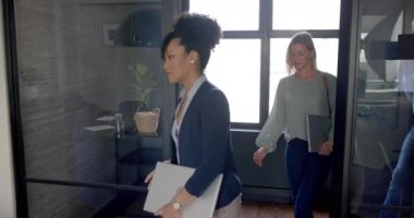 Çeşitli iş adamları konferans odasına fotokopi alanıyla giriyorlar. İş, iş, ofis, profesyoneller ve takım çalışması konsepti, değiştirilmemiş.