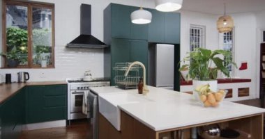 Tezgahlı, dolaplı ve mutfak ekipmanlı modern mutfağın genel görünümü, yavaş çekim. İç mekan, tasarım ve ev hayatı.