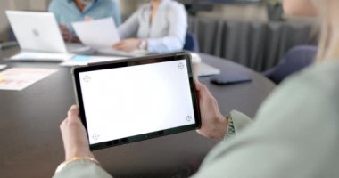 Kafkas iş kadını konferans masasında fotokopi alanı olan tablet kullanıyor. İş, iş, ofis, teknoloji ve takım çalışması konsepti, değiştirilmemiş.