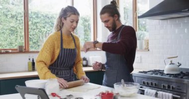 Mutlu ve çeşitli çiftler evde mutfakta Noel kurabiyeleri pişiriyor, ağır çekimde. İlişki, birliktelik, iletişim, yemek, tarif, noel, yaşam tarzı ve aile hayatı, değiştirilmemiş.