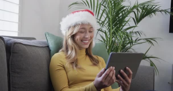 Boldog Biracial Visel Mikulás Kalap Használ Tabletta Karácsonyi Videó Hívás — Stock videók