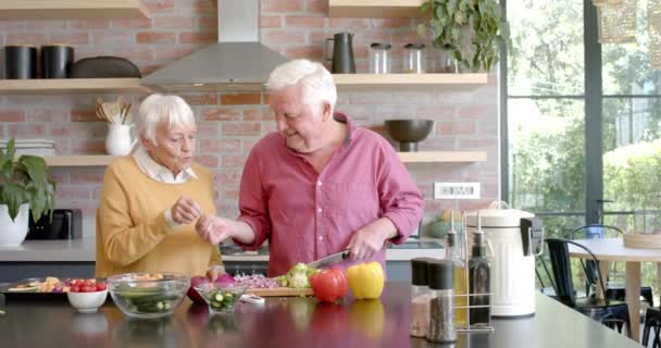 Felice Coppia Caucasica Anziana Cucinare Cena Cucina Casa Rallentatore Stile — Video Stock