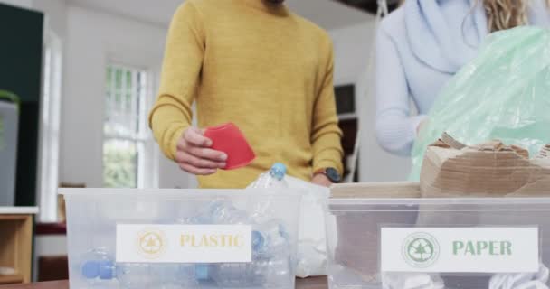 Evde Plastik Şişe Kağıt Ayıran Çeşitli Çiftlerin Orta Kesimi Yavaş — Stok video