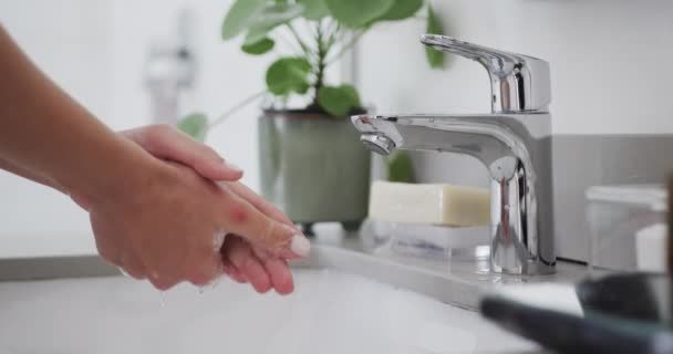 Κοντινό Πλάνο Της Γυναίκας Που Πλένει Χέρια Της Στο Μπάνιο — Αρχείο Βίντεο