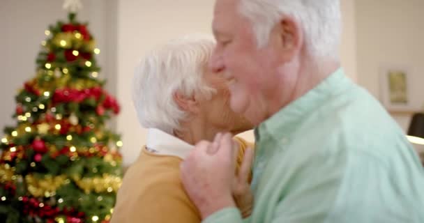 Boldog Idős Fehér Pár Táncol Karácsonyfa Mellett Otthon Lassított Felvételen — Stock videók