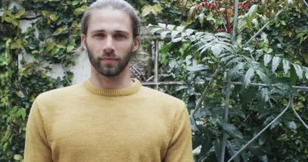 Retrato Homem Caucasiano Feliz Vestindo Jumper Amarelo Cruzando Braços Jardim — Vídeo de Stock