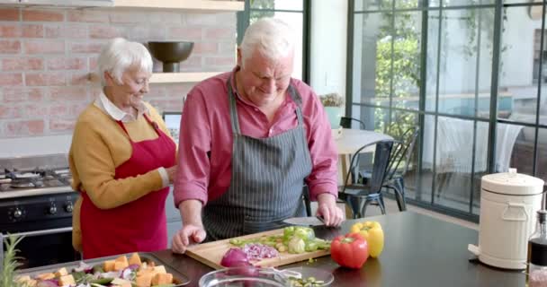 Felice Coppia Caucasica Anziana Indossando Grembiuli Cucinare Cena Cucina Casa — Video Stock