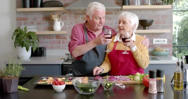 집에서 부엌에서 와인을 마시는 식사를 코카서스 슬로우 라이프 스타일 건강한 — 비디오