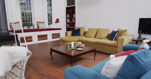 Pemandangan Umum Ruang Tamu Dengan Sofa Dan Meja Kopi Gerakan — Stok Video