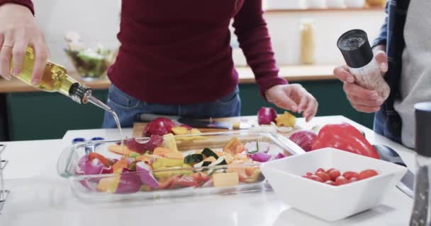 Çeşitli Çiftlerin Orta Kesimi Yavaş Çekimde Mutfakta Yemek Hazırlıyorlar Lişki — Stok video