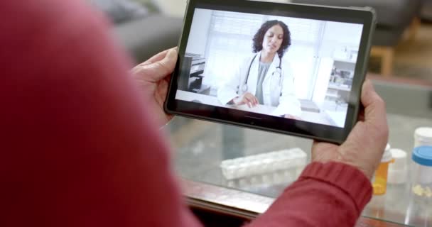 Homem Caucasiano Sênior Usando Tablet Para Consulta Line Com Médico — Vídeo de Stock