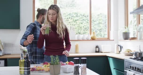 Mutlu Çift Akşam Yemeğini Hazırlıyor Yavaş Çekimde Mutfakta Smoothie Içiyor — Stok video