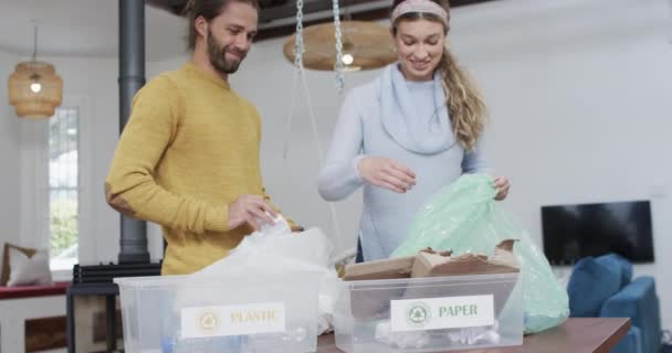 Evde Plastik Şişe Kağıt Ayıran Çeşitli Çiftler Ağır Çekimde Lişki — Stok video