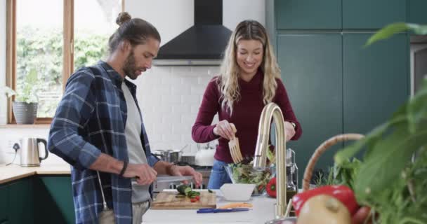 Mutlu Çift Evde Tablet Kullanarak Yavaş Çekimde Mutfakta Yemek Hazırlıyor — Stok video