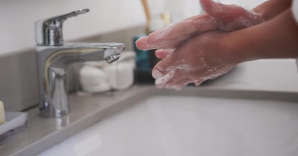 Zbliżenie Birasową Kobietę Myjącą Ręce Łazience Zwolnione Tempo Samoopieka Higiena — Wideo stockowe