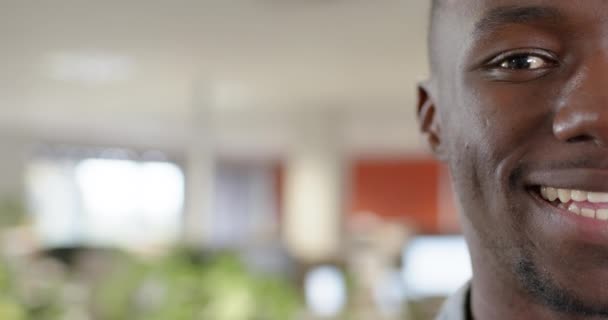 Portret Nieformalnego Afrykańskiego Biznesmena Uśmiechającego Się Biurze Spowolniony Ruch Przestrzenią — Wideo stockowe