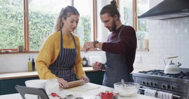 Mutlu Çeşitli Çiftler Evde Mutfakta Noel Kurabiyeleri Pişiriyor Ağır Çekimde — Stok video