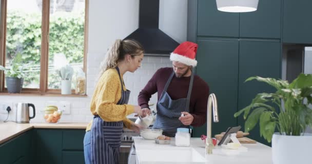 Szczęśliwa Zróżnicowana Para Piecze Ciasteczka Świąteczne Kuchni Domu Zwolnionym Tempie — Wideo stockowe