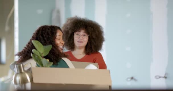 Lässige Geschäftsfrauen Mit Kartons Die Ins Büro Ziehen Zeitlupe Mit — Stockvideo