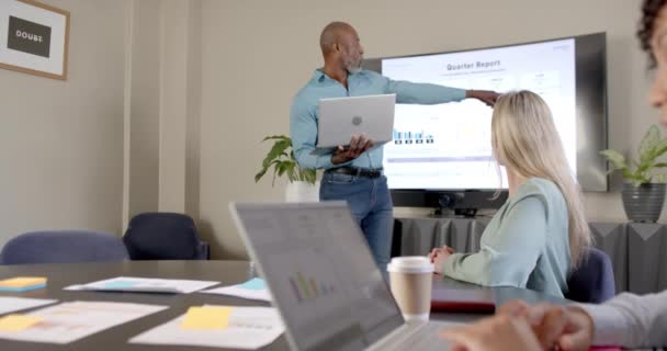 Afrykański Amerykański Biznesmen Korzystający Laptopa Prezentujący Biurze Przestrzeń Kopiowania Biznes — Wideo stockowe