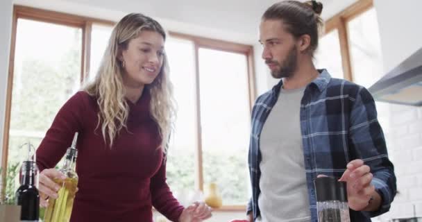 Mutlu Çeşitli Çiftler Yavaş Çekimde Mutfakta Yemek Hazırlıyorlar Lişki Birliktelik — Stok video
