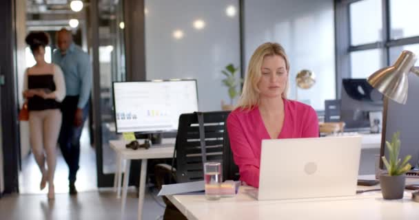 白种人女商人在办公室里使用带有复制空间的笔记本电脑 办公室 技术和团队合作概念 — 图库视频影像