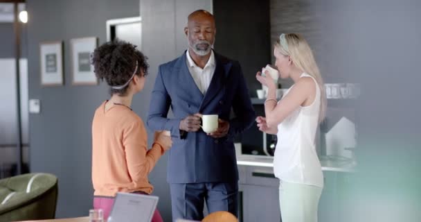 不同的商人在办公室里用复制空间讨论咖啡休息时间的垂直视频 办公室 专业人员和团队精神概念 — 图库视频影像