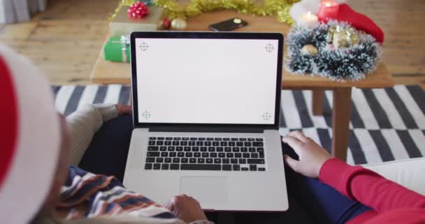 Afro Amerikaanse Moeder Volwassen Dochter Laptop Kerst Videogesprek Kopieerruimte Slow — Stockvideo
