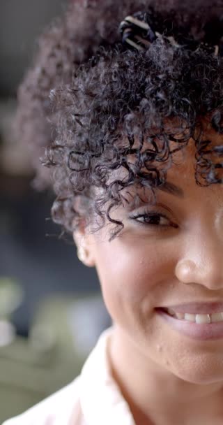 Vídeo Vertical Retrato Sonriente Mujer Negocios Afroamericana Oficina Con Espacio — Vídeo de stock