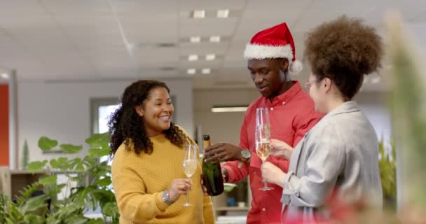 Casuales Empresarios Diversos Beber Champán Navidad Oficina Cámara Lenta Navidad — Vídeo de stock