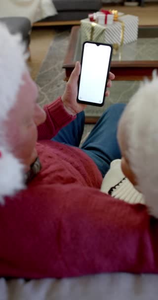 高级高加索夫妇使用智能手机的垂直视频 屏幕上有复制空间 动作缓慢 老年人的生活方式 圣诞节 庆祝活动和家庭生活 — 图库视频影像