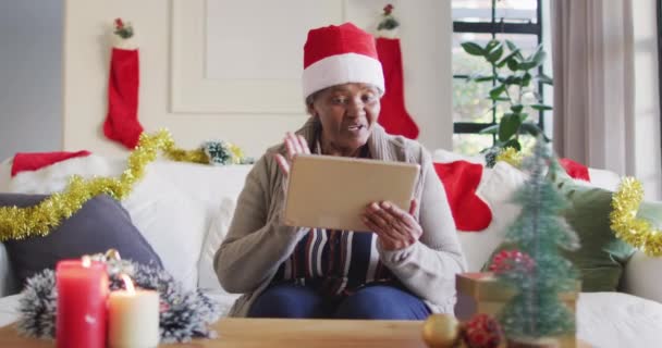 Щаслива Афроамериканська Старша Жінка Різдвяному Капелюсі Санта Робить Планшетний Відеодзвінок — стокове відео