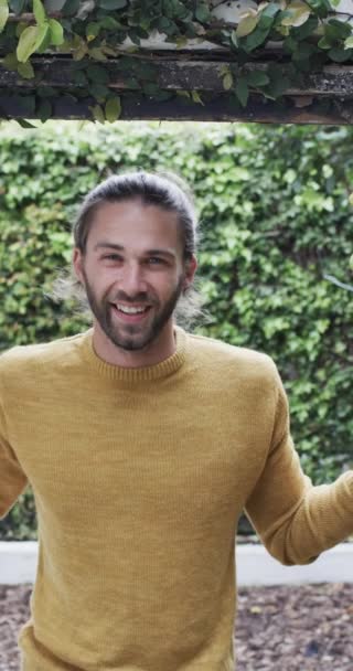 Vídeo Vertical Retrato Homem Caucasiano Feliz Vestindo Jumper Amarelo Jardim — Vídeo de Stock