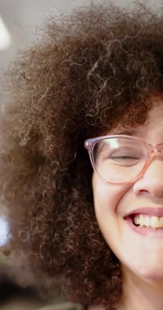 Vídeo Vertical Mulher Negócios Birracial Casual Sorrindo Câmera Lenta Espaço — Vídeo de Stock
