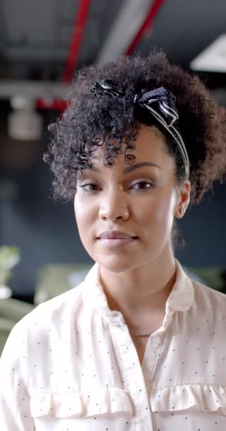 Vídeo Vertical Retrato Sonriente Mujer Negocios Afroamericana Oficina Con Espacio — Vídeo de stock