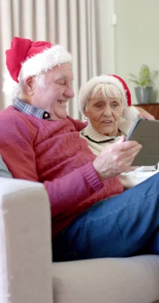 Verticale Video Van Senior Blanke Echtpaar Met Behulp Van Tablet — Stockvideo