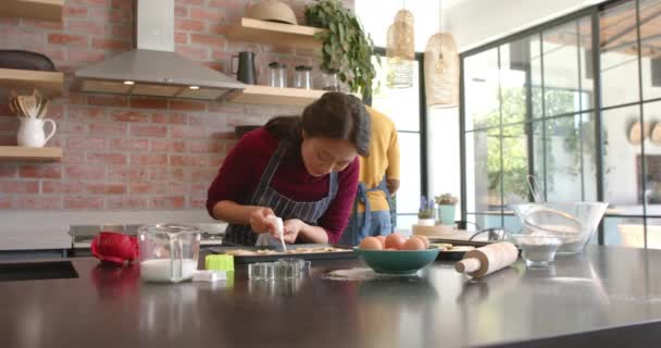 Mutfakta Noel Kurabiyeleri Süsleyen Önlüklü Mutlu Çift Fotokopi Odası Ağır — Stok video